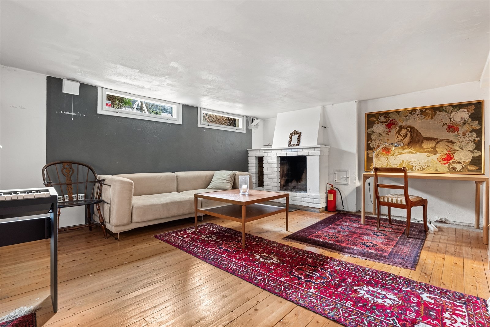Stor kjellerstue med gruepeis og god plass til møbler. Galleribilde