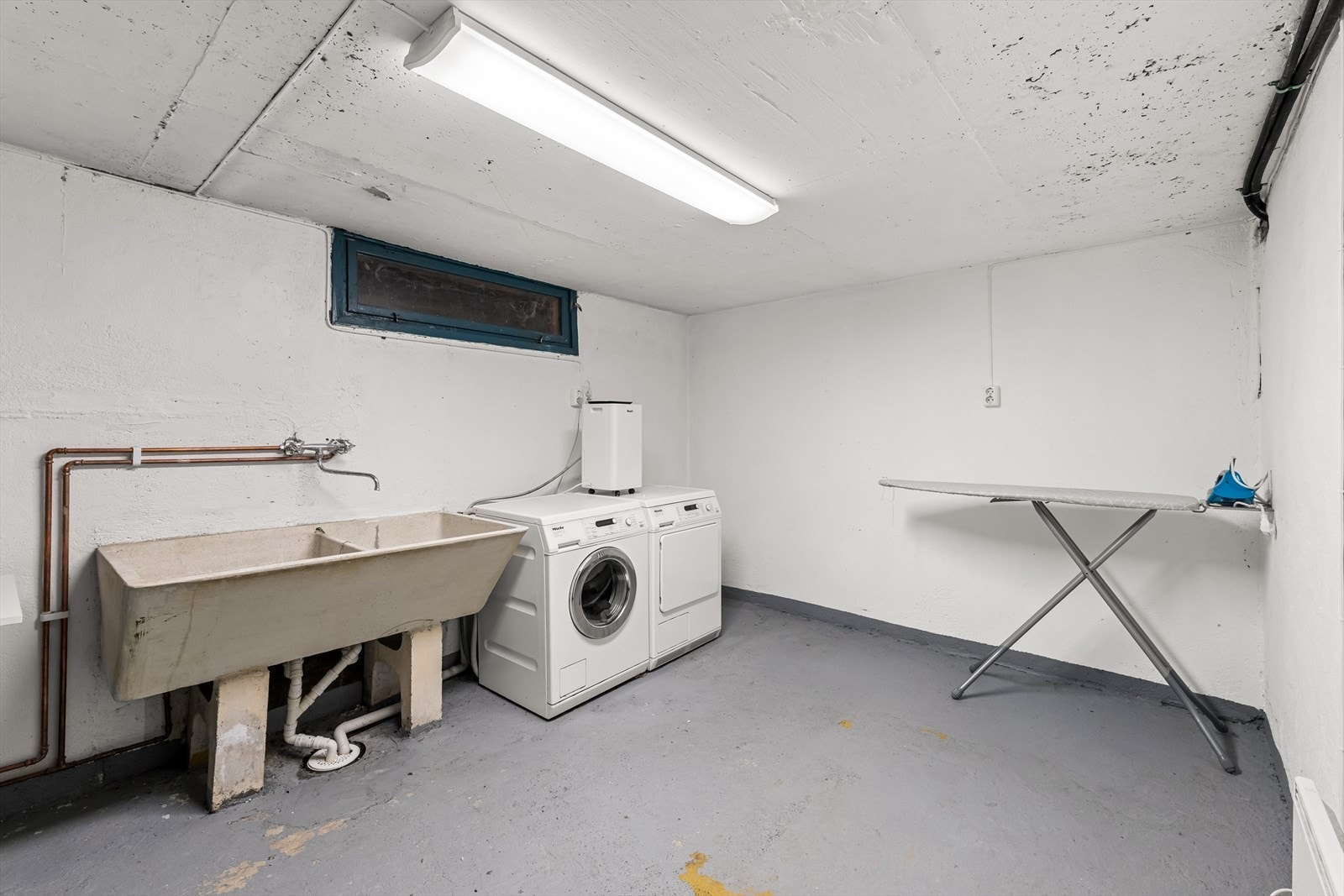 Stort vaskerom i kjelleren med utslagsvask, 300 liten varmtvannsbereder og alt av vannrør og stoppekraner lett tilgjengelig. Boligens rør- og el-anlegg ble skiftet ut i 2012. Galleribilde