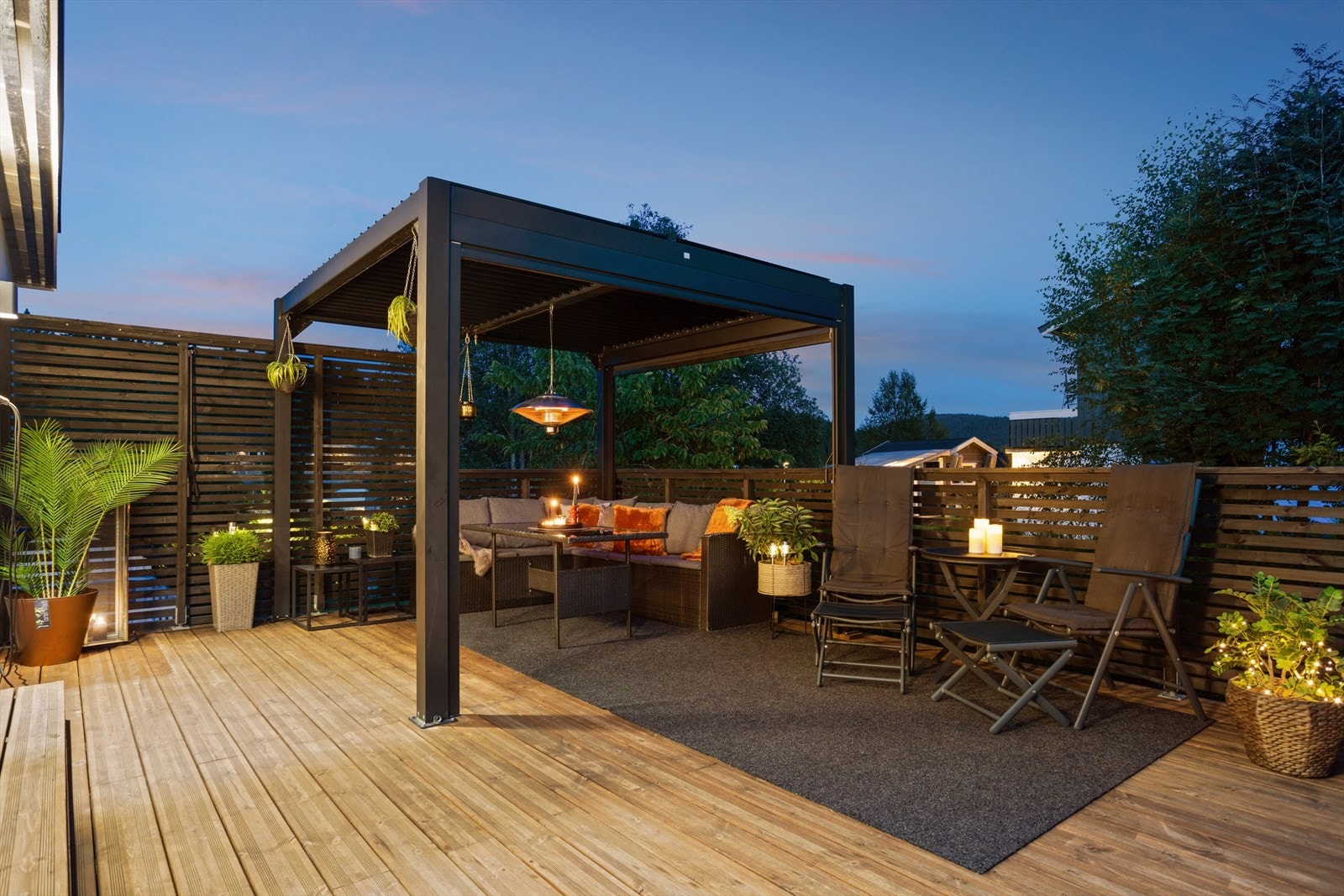 Fra stuen er det utgang til en stor terrasse på 36 m², en herlig forlengelse av boligen på varme dager. Galleribilde