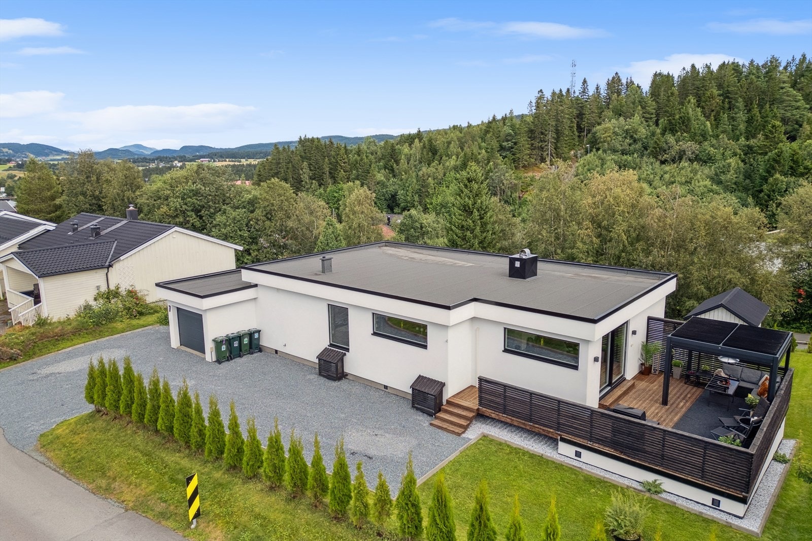 Oversikt over eiendommen og den store tomten. Galleribilde