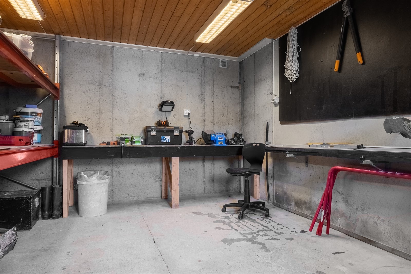 Boligen har svært god lagringsplass, med blant annet to utvendige boder på totalt 37 m². Galleribilde