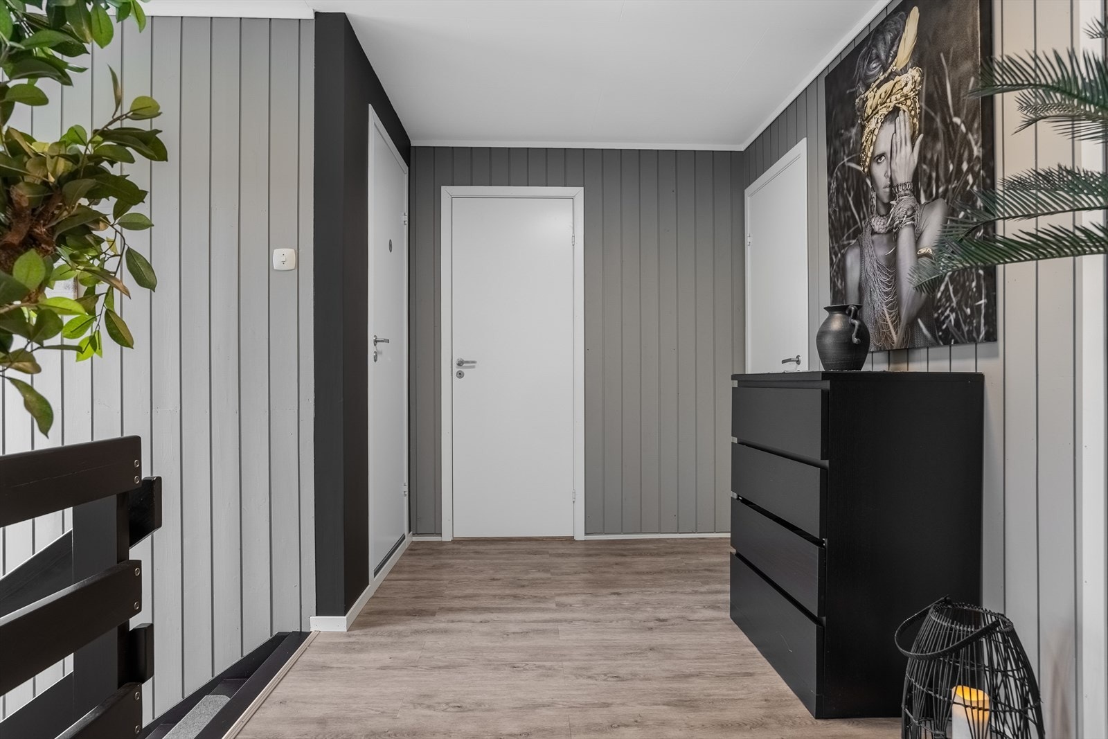 Gangen i hovedetasjen med adkomst til to soverom og bad. Galleribilde