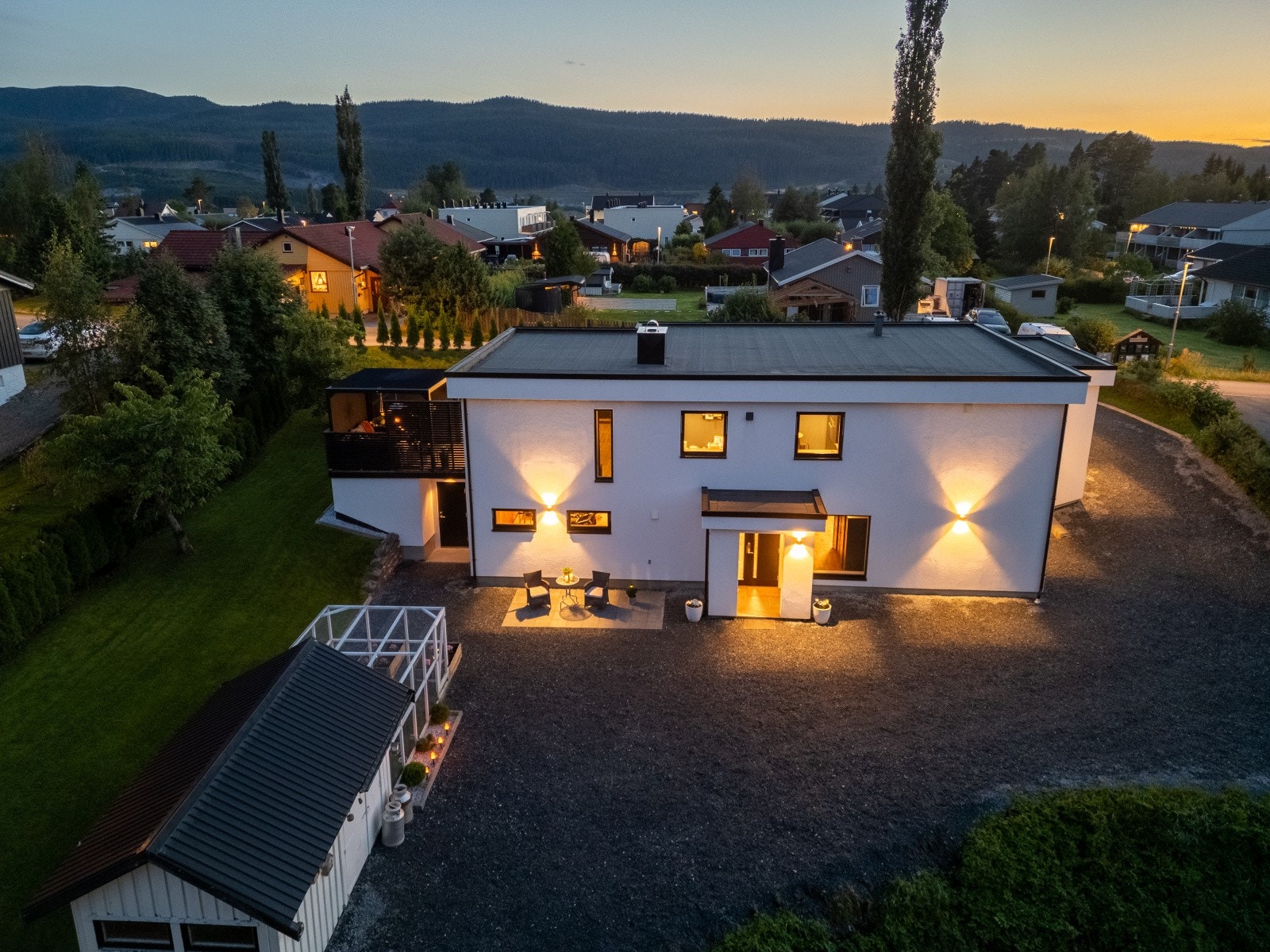 Stemningsfull kveldsbelysning på fasaden. Galleribilde