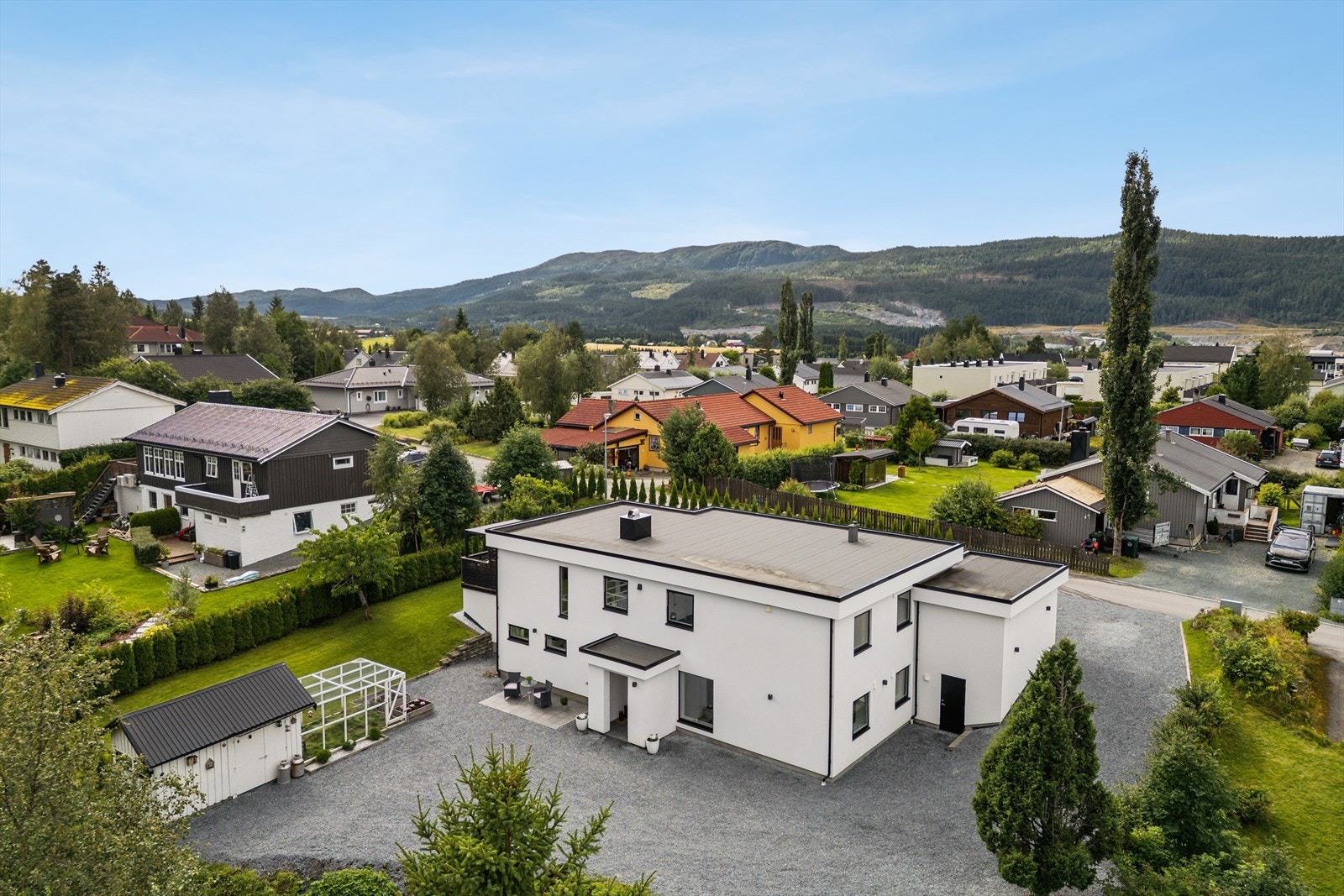 Rolige omgivelser preget av eneboliger og grønne hager. Galleribilde