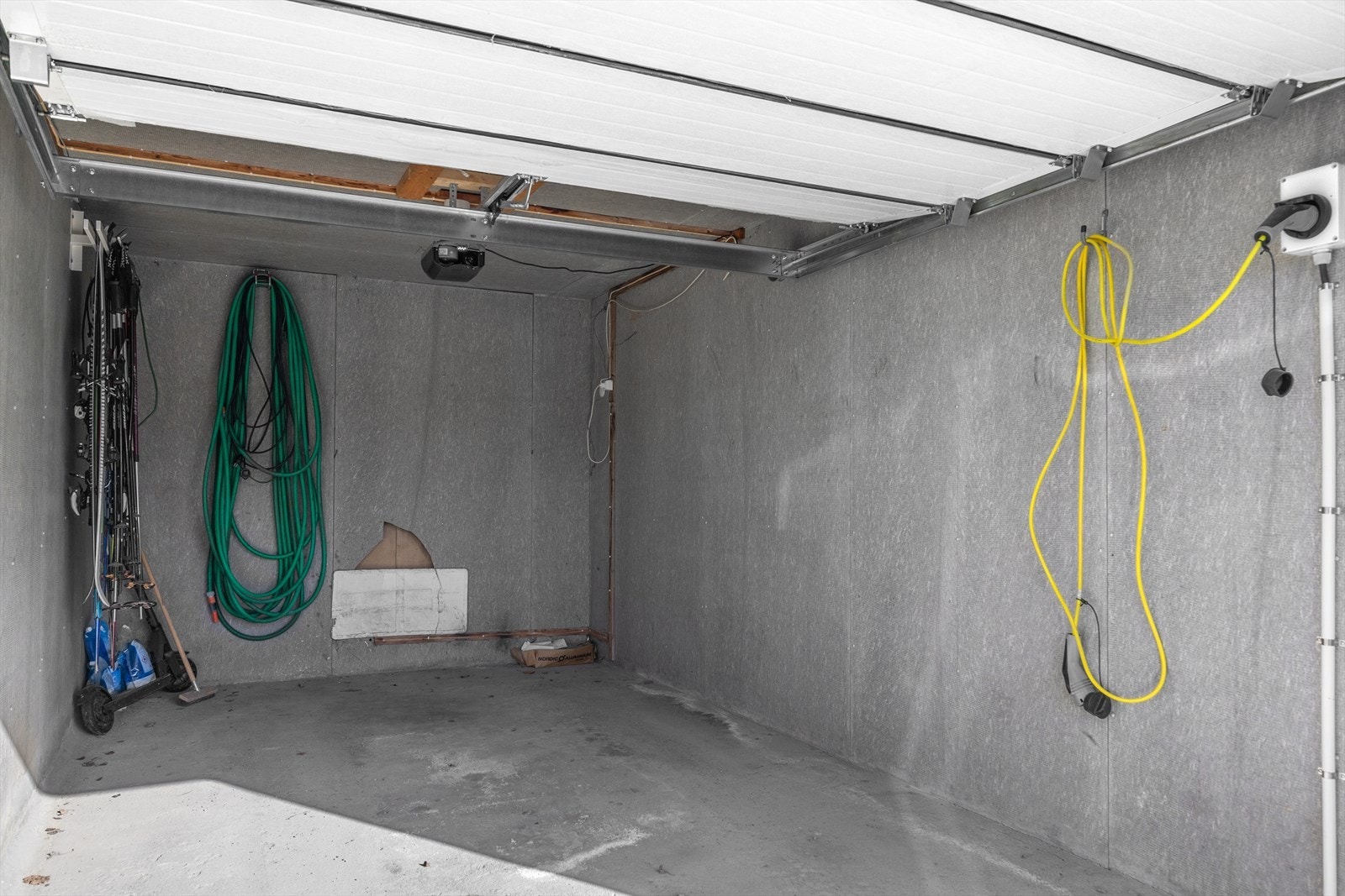 Integrert garasje på 14 m² med installert elbillader. Galleribilde