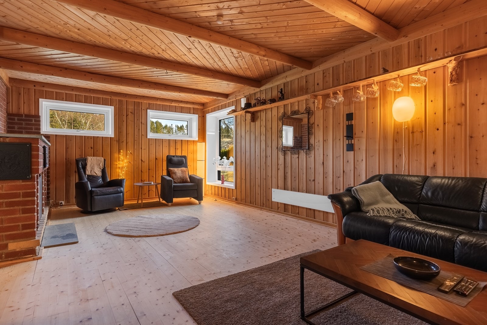 Kjellerstuen er et lunt og sosialt rom, med en murt peis som gir ekstra varme og hygge. Galleribilde