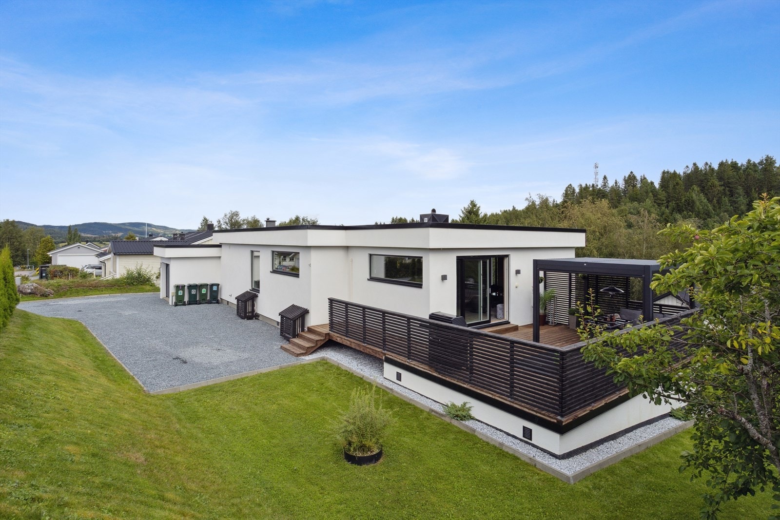 Stor og solrik tomt i et barnevennlig og rolig boligområde. Galleribilde