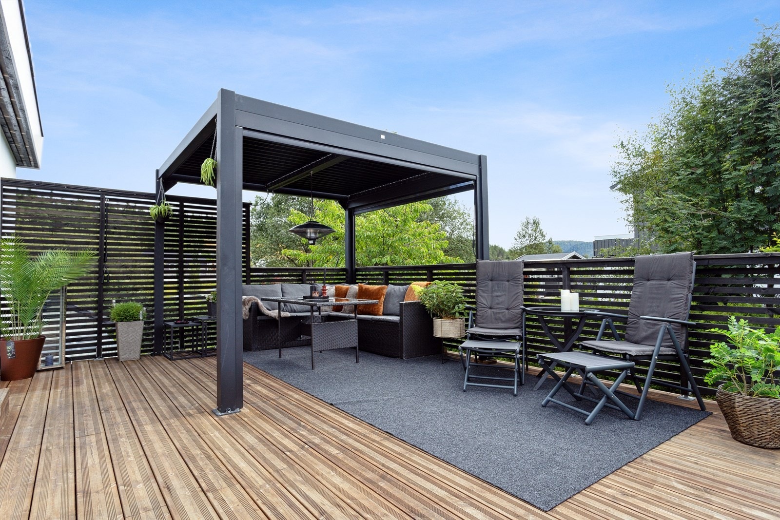 Terrassen har god plass til både sittegruppe og grill. Galleribilde