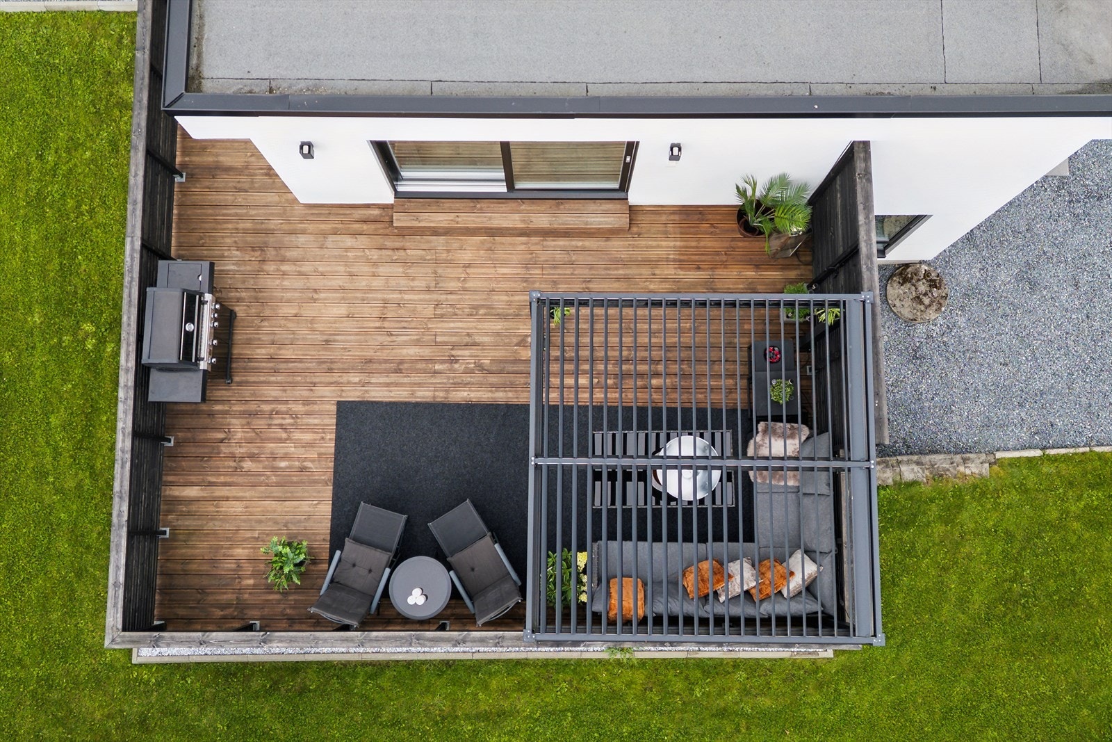 Terrassen sett ovenfra, som viser den gode utnyttelsen av uteplassen. Galleribilde