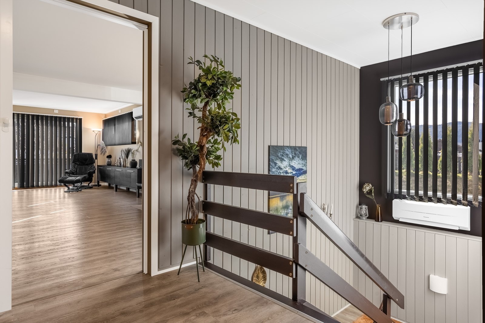 Trapperommet binder de to etasjene sammen. Varmepumpe fra 2019 er strategisk plassert her. Galleribilde