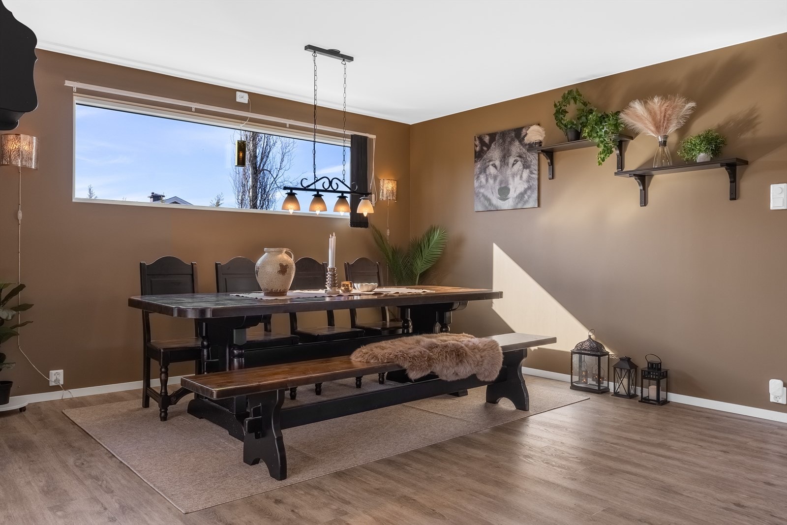 Det er god plass til en stor spisestue i tilknytning til stuen. Galleribilde