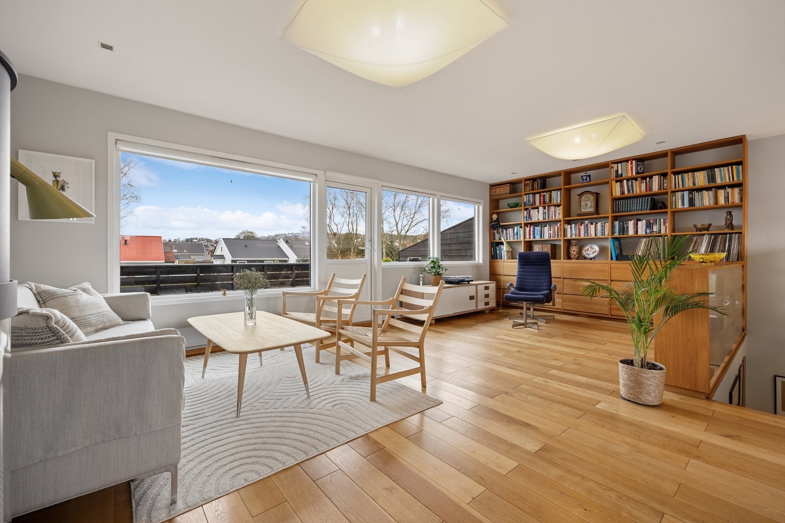 Etasjen fremstår som en lys og sosial sone med åpen løsning. Lekkert heltre eike gulv i 1. og 2 etasje. Galleribilde