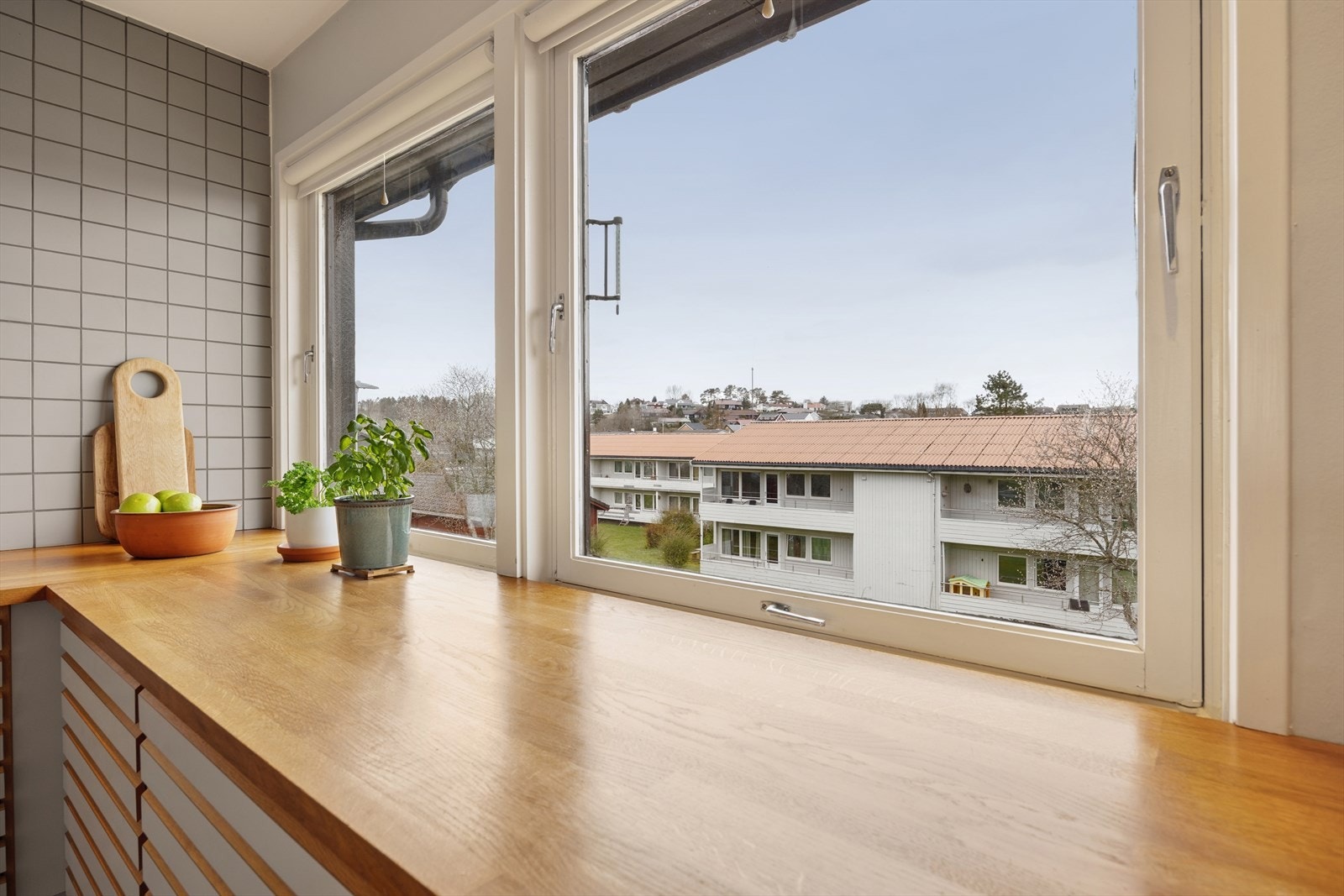 Arbeidsflaten har hyggelig utsikt. Galleribilde