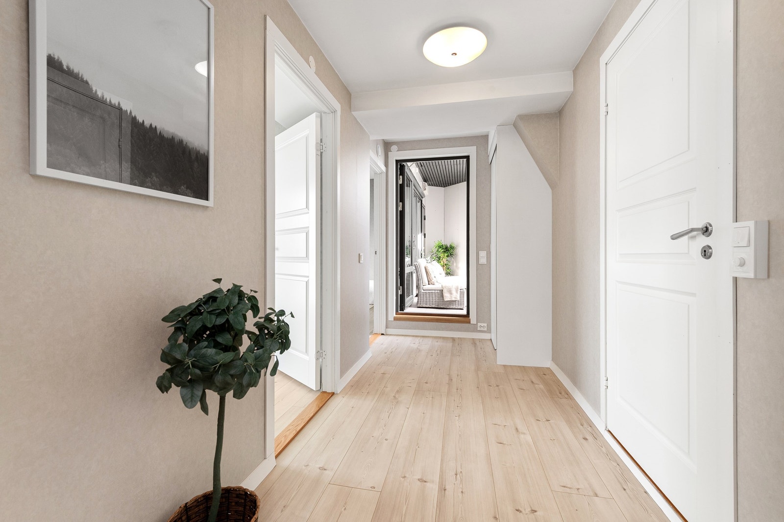 Fra gangen er det utgang til den østvendte balkongen på 8 m² Galleribilde