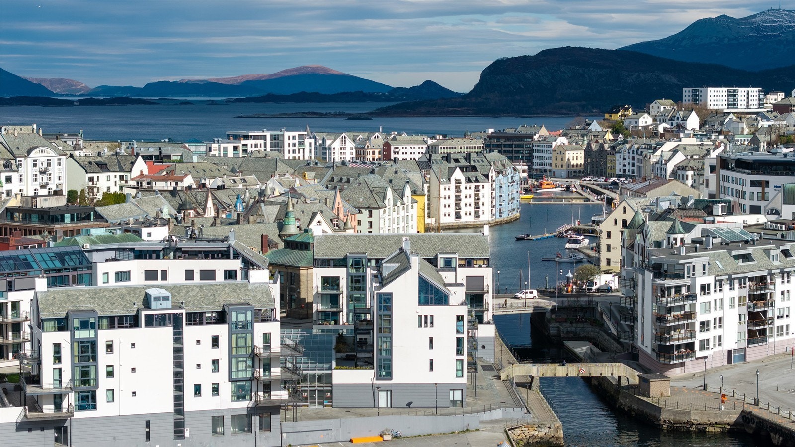 Utsikt over byens tak, jugendarkitektur og innseilingen Galleribilde