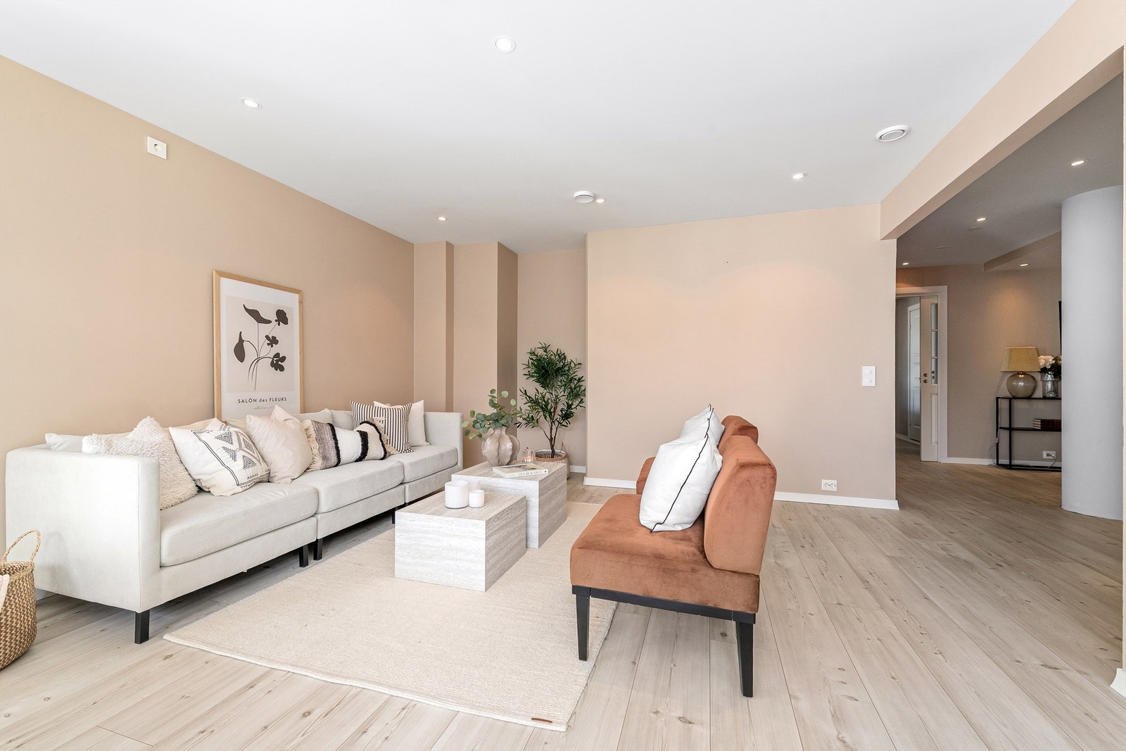 Overflater i stuen ble malt i nyere tid, og taket er nedforet med downlights for en jevn og behagelig belysning Galleribilde
