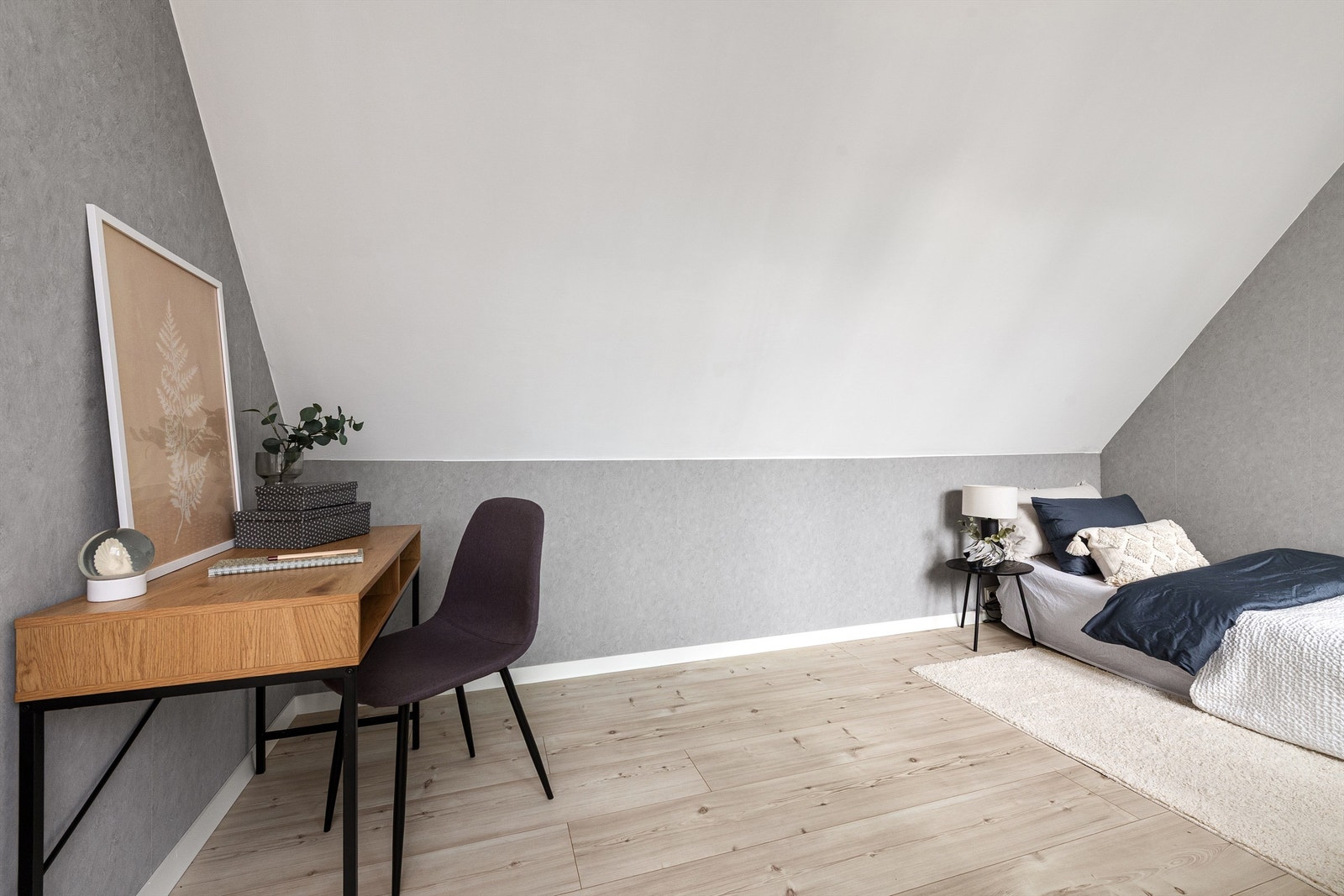 Rommet er arealeffektivt og har plass til både seng og en egen arbeidsplass Galleribilde
