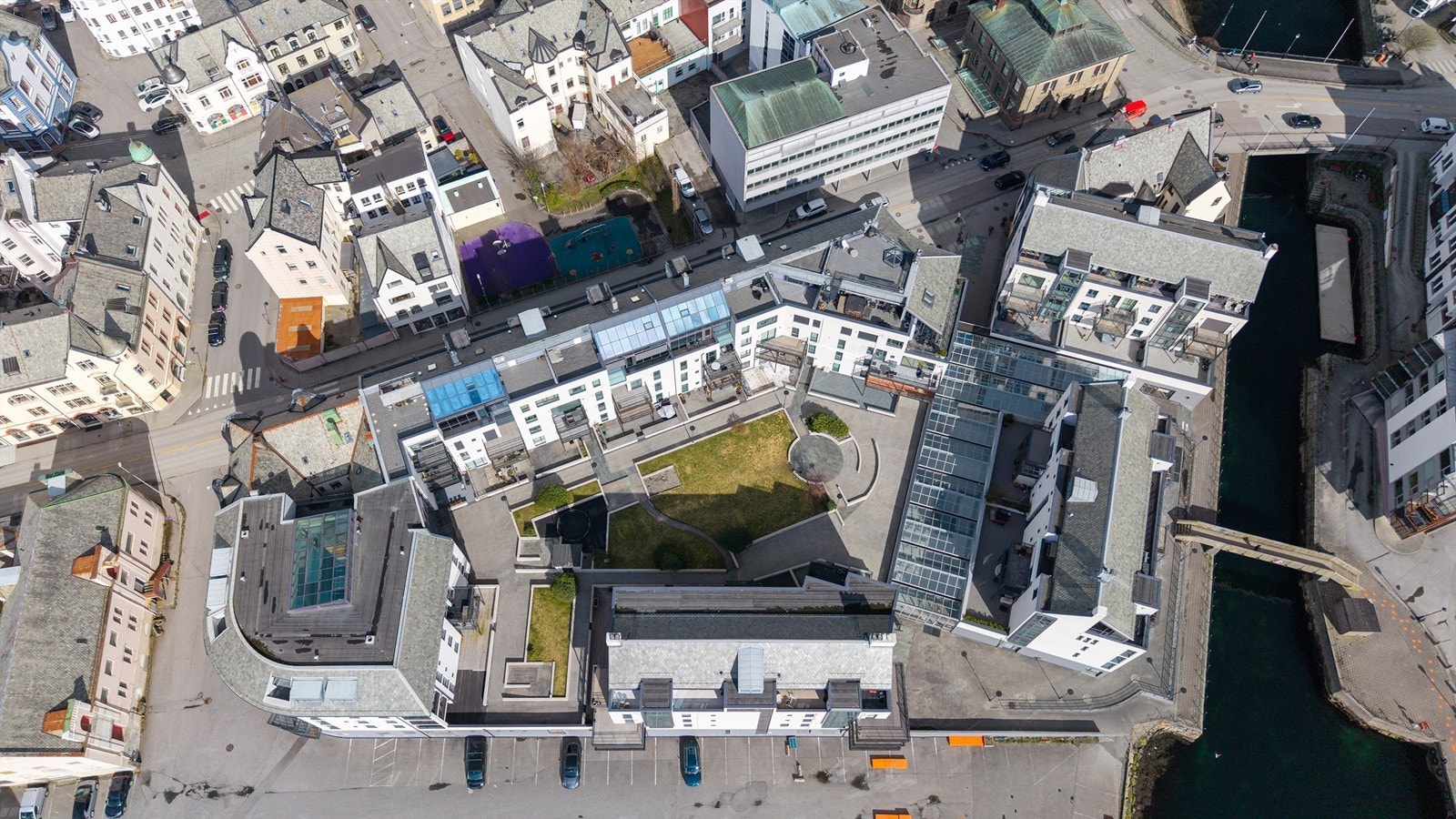 Oversikt over de skjermede, grønne fellesarealene som ligger tilbaketrukket fra gaten Galleribilde