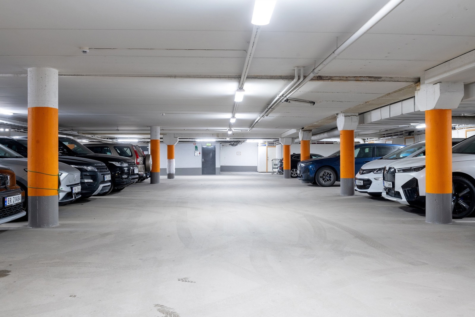 I bakkant av parkeringsplassen følger det med en bod på 4 m² for ekstra lagring Galleribilde