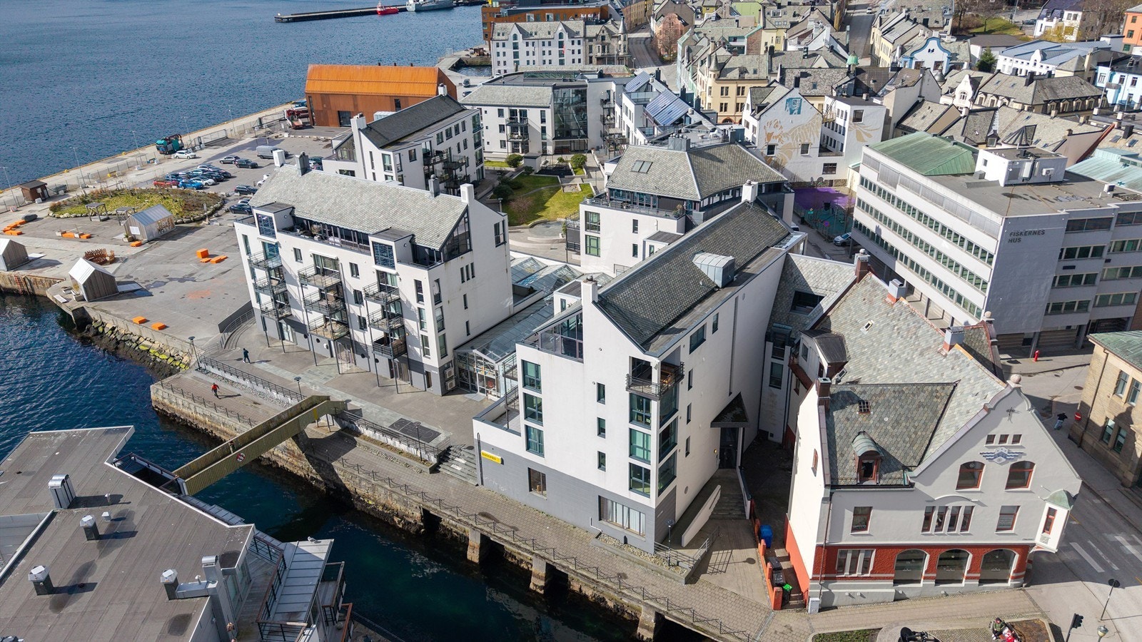 Fra leiligheten er det gangavstand til alt av sentrumsfunksjoner, inkludert Ålesund Storsenter og Kremmergården Galleribilde