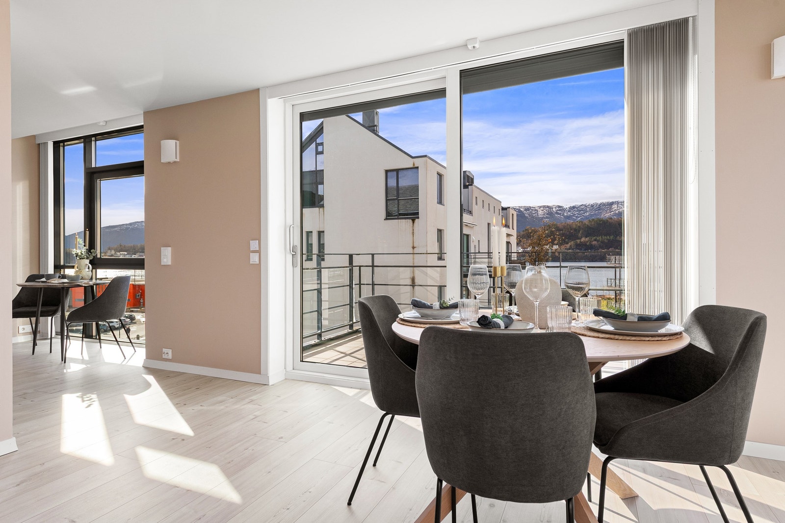 Fra stuen er det direkte utgang til den sørvendte balkongen på 8 m² Galleribilde