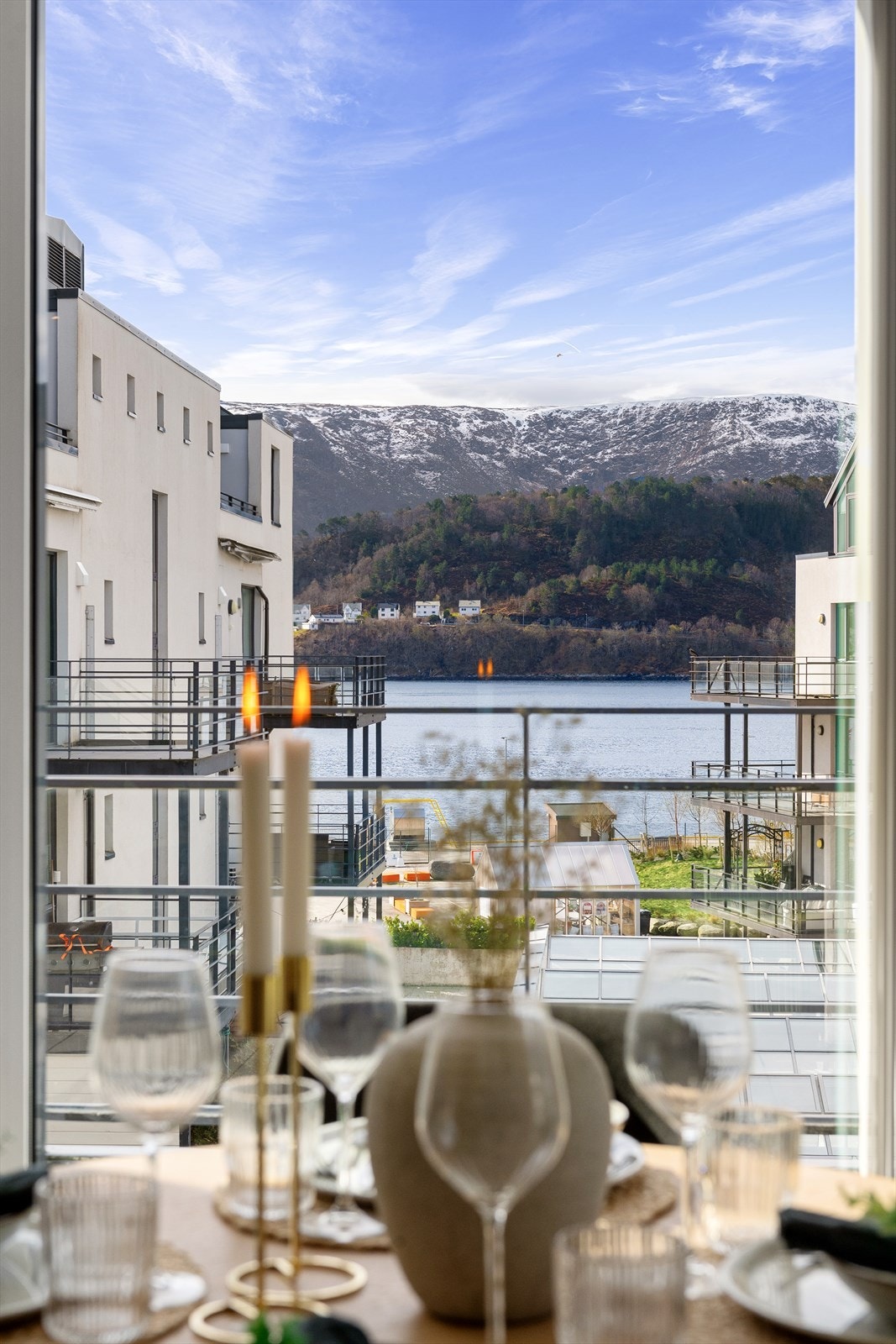 Fra stuen er det utsikt mot Aspevågen og flott opparbeidet fellesområde tilhørende sameiet Galleribilde