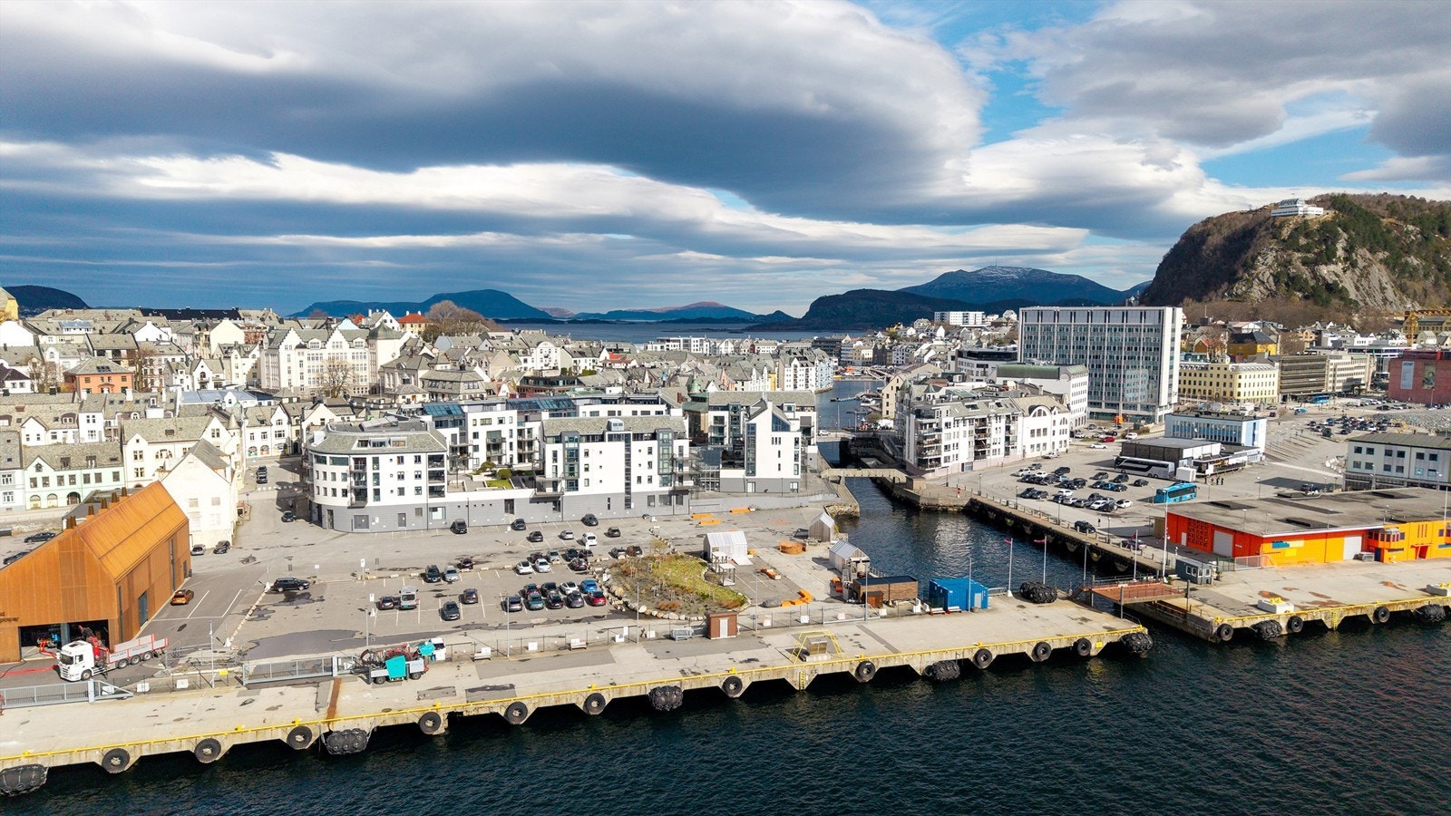 Bo urbant med sjø, fjell og byliv rett utenfor døren Galleribilde