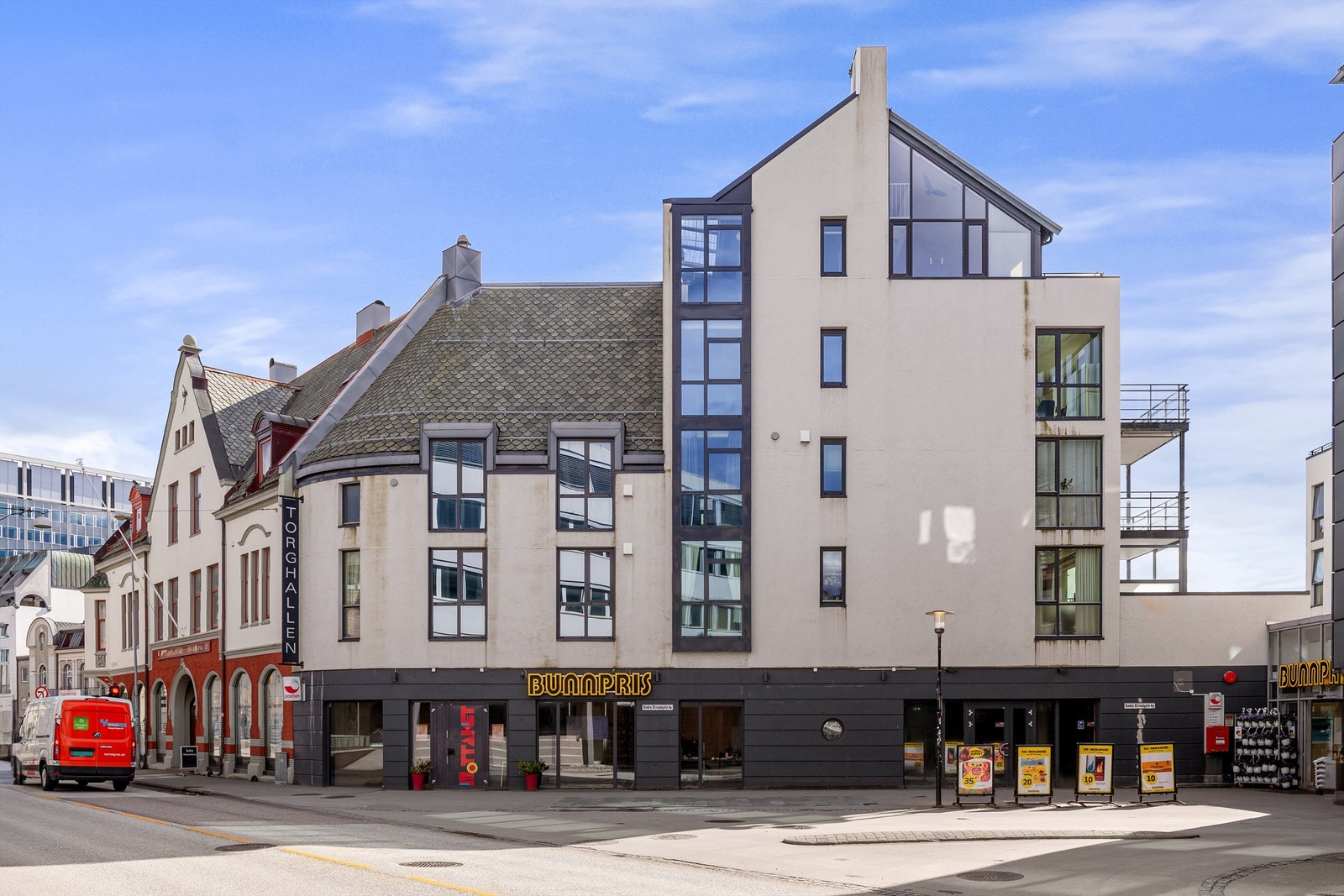 Dagligvarehandelen gjøres enkelt hos Bunnpris, som ligger i første etasje av bygget Galleribilde
