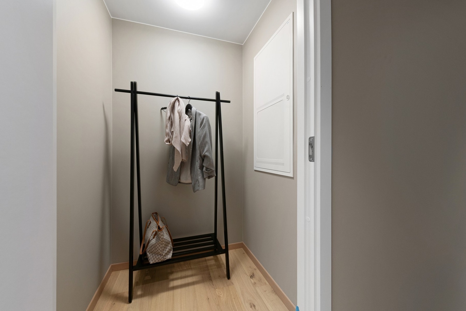 Tilknyttet inngangsparti er det en praktisk bod. Galleribilde