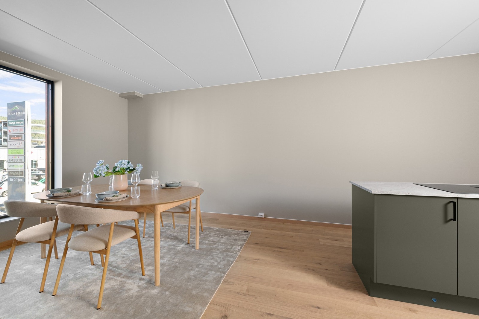 Tilknyttet kjøkkenet er det perfekt plass til spisegruppe. Galleribilde