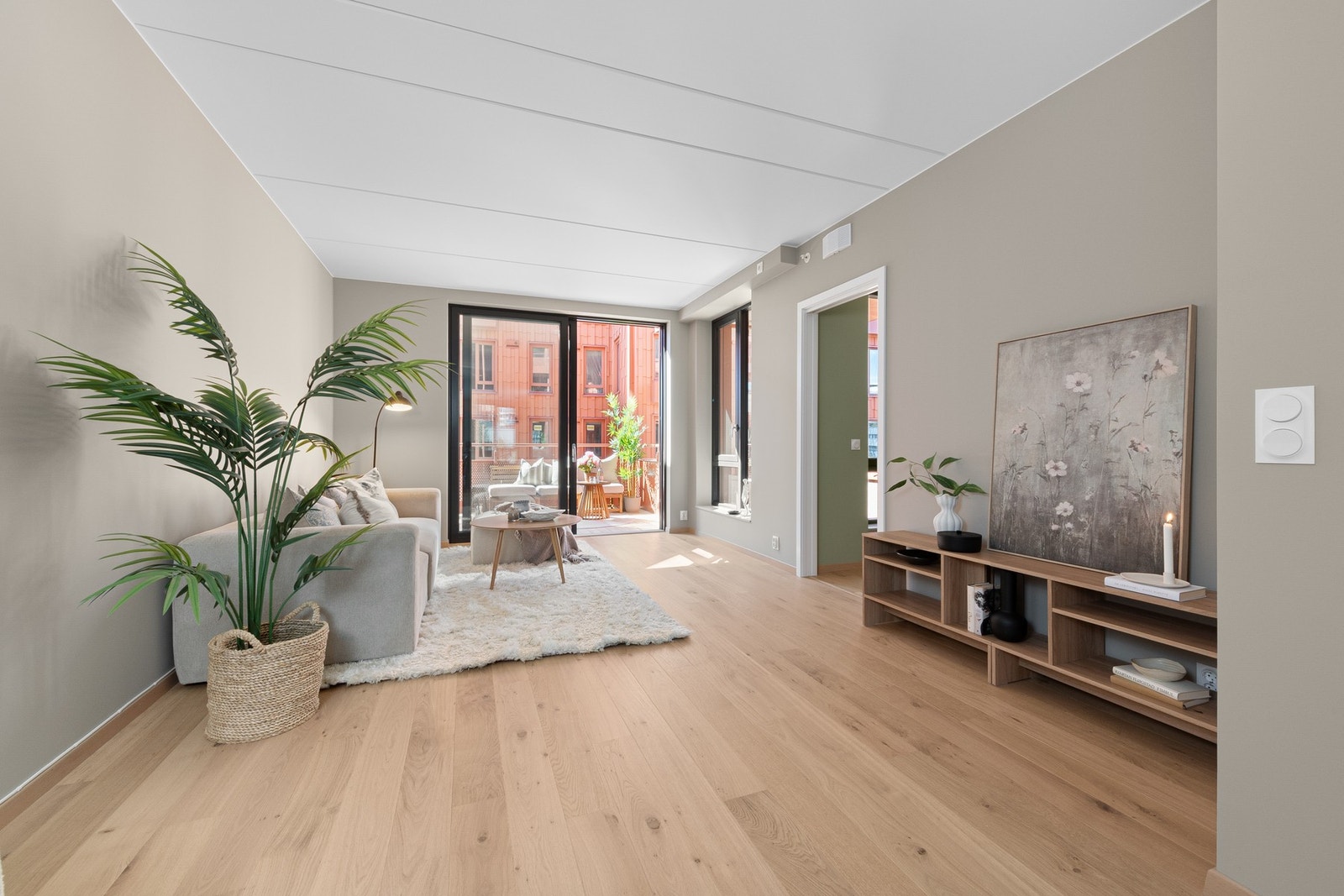 Stor hev-/skyvedør skiller ute og inne. Galleribilde