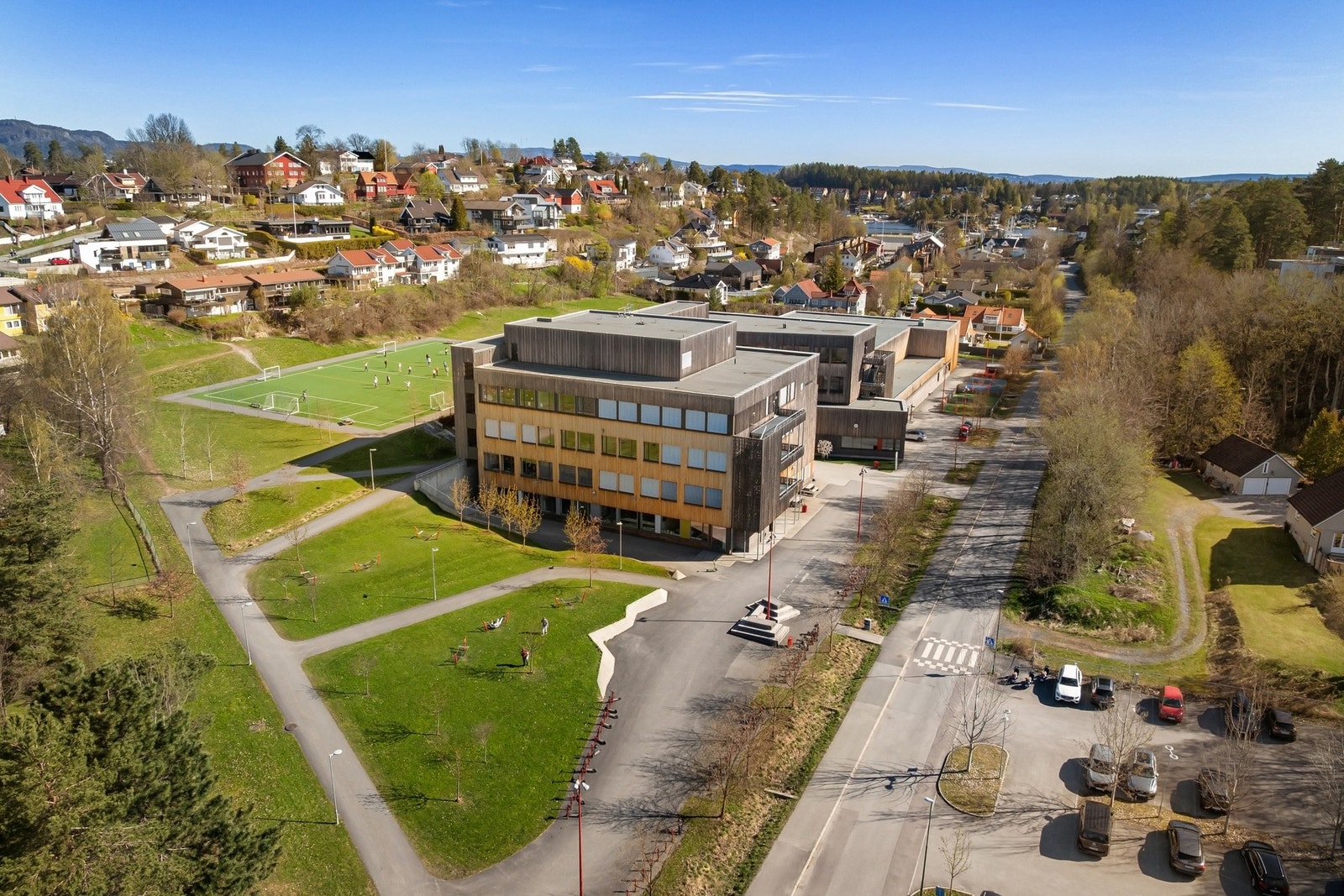 Eiendommen sokner til Mellom-Nes barneskole og Landøya ungdomsskole. Galleribilde