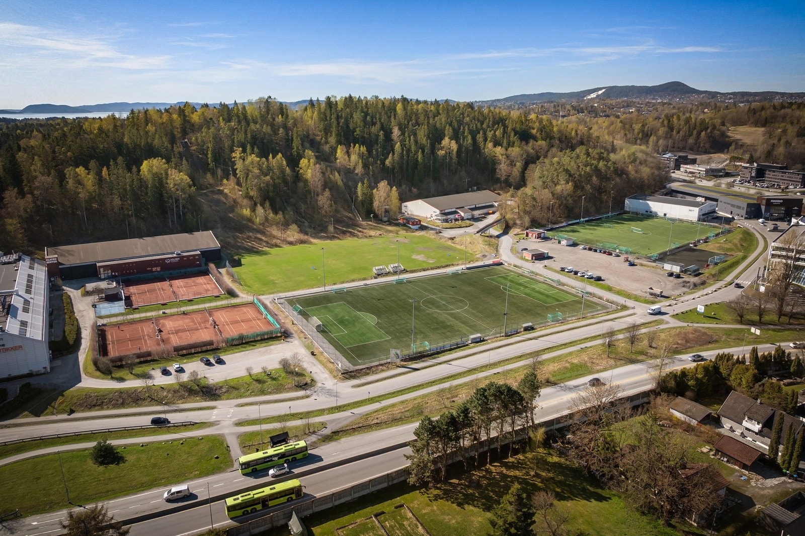 For den aktive har Holmen Idrettsforening organisert idrett innen langrenn, fotball, tennis og håndball. Galleribilde
