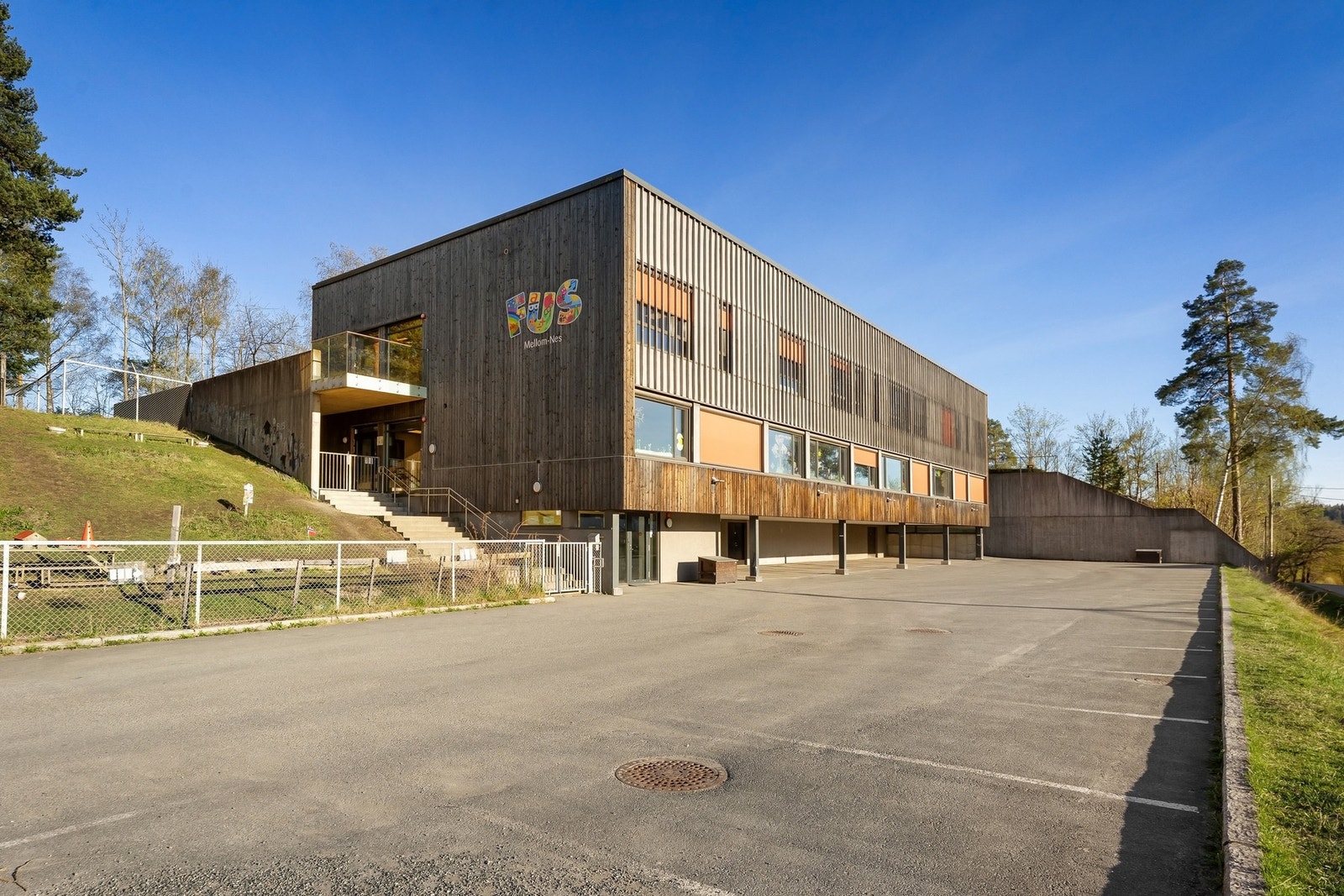 Området har et godt utvalg av offentlige og private barnehager, blant annet Mellom-Nes FUS barnehage. Galleribilde