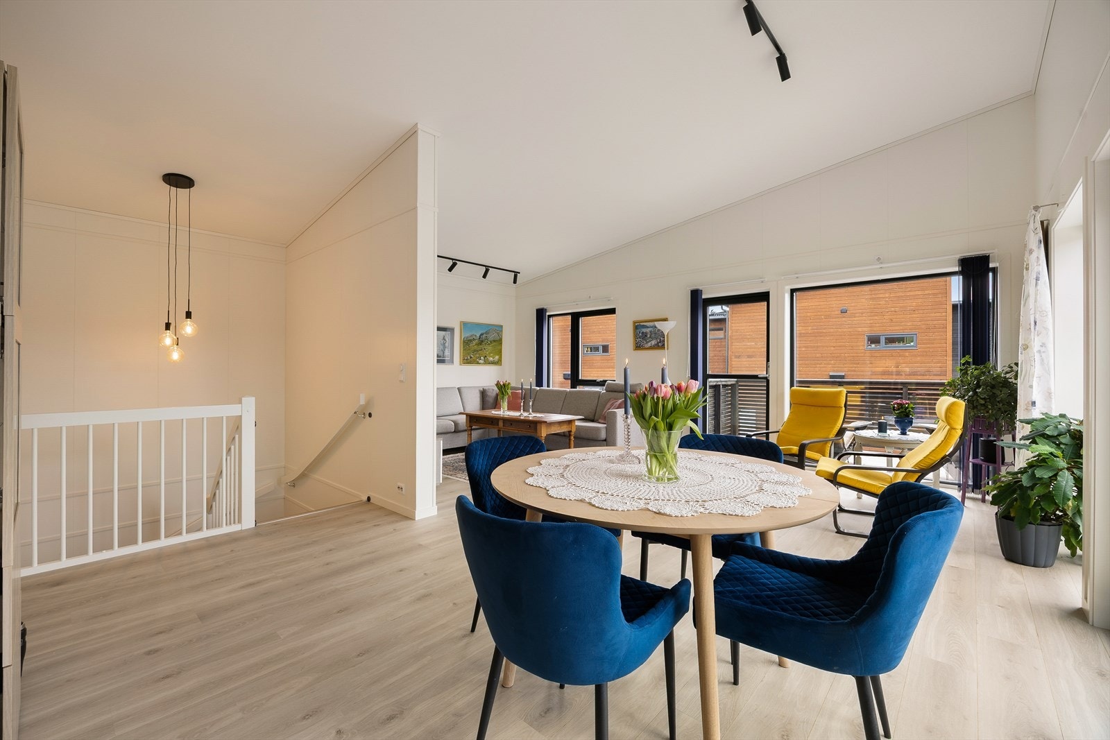 Stuen har plass til både sofagruppe og et spisestuebord. Galleribilde