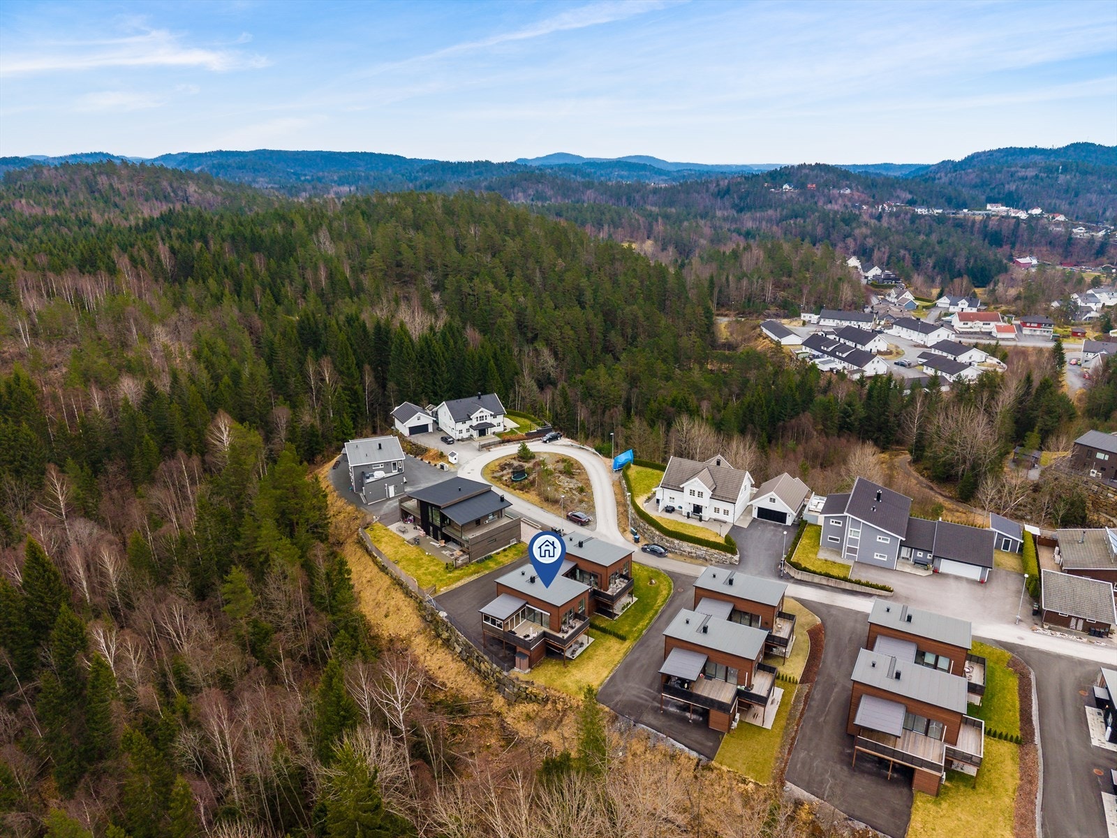 Fra boligen er det ca. 300 meter til Sannidal barnehage og 1,3 kvm til Sannidal barneskole. Kragerø ungdomsskole som ligger i sentrum av Kragerø, ca. 10 km fra boligen. Galleribilde