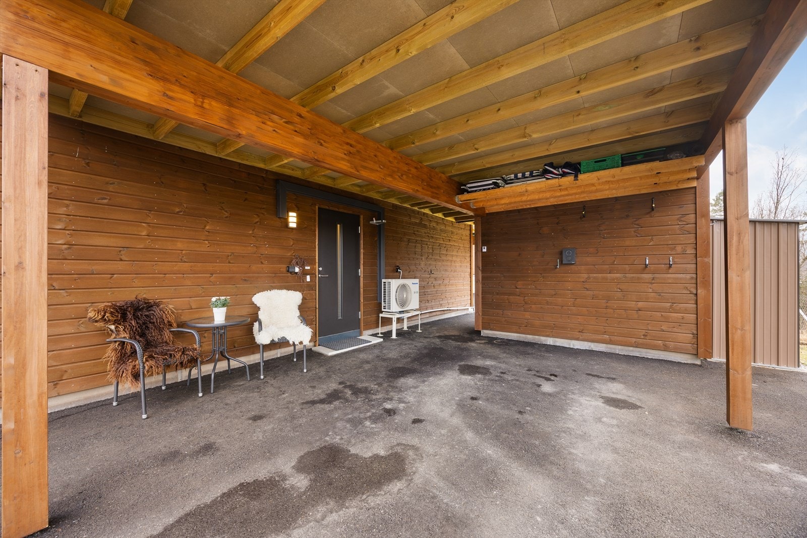 Det er montert lader til elbil i carporten. Galleribilde