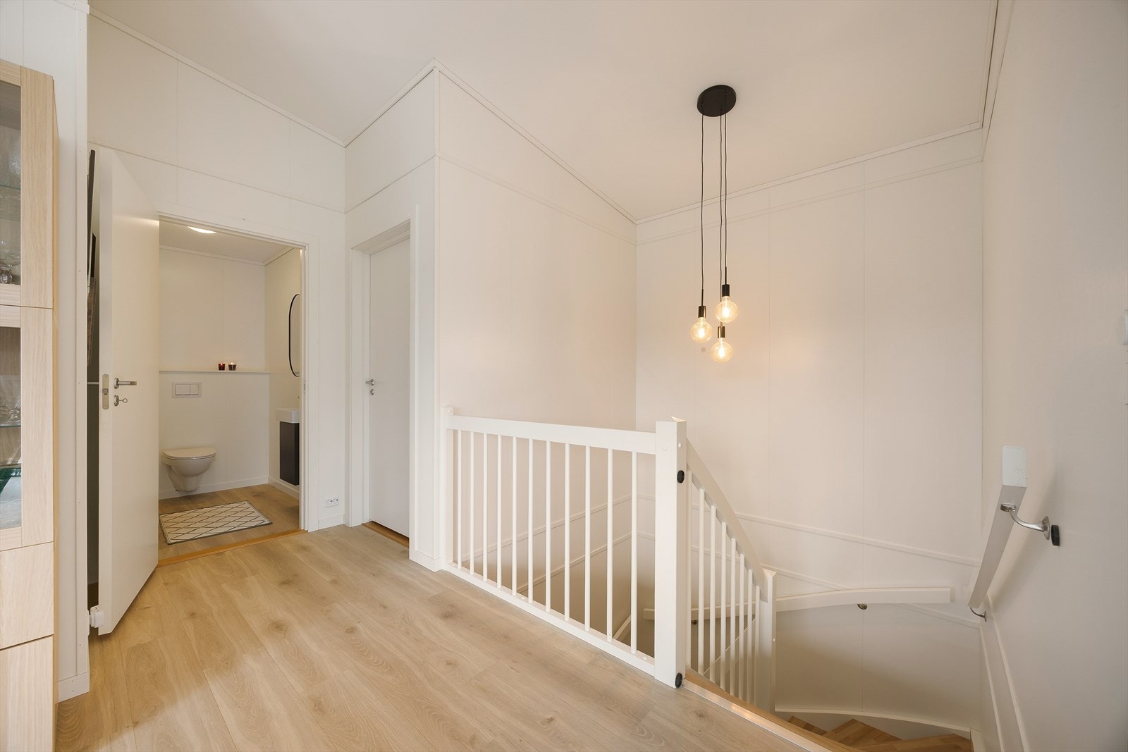 Boligen har til sammen fire soverom, hvor et av disse ligger i 2. etasje. Dette rommet kan også fint benyttes til kontor. Galleribilde