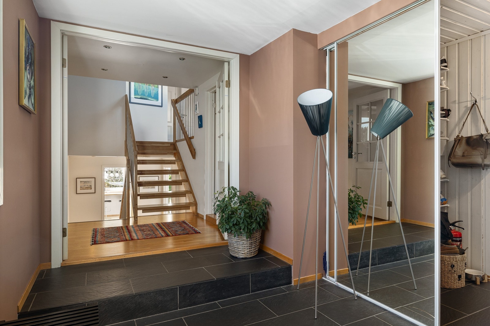 Romslig entré Galleribilde