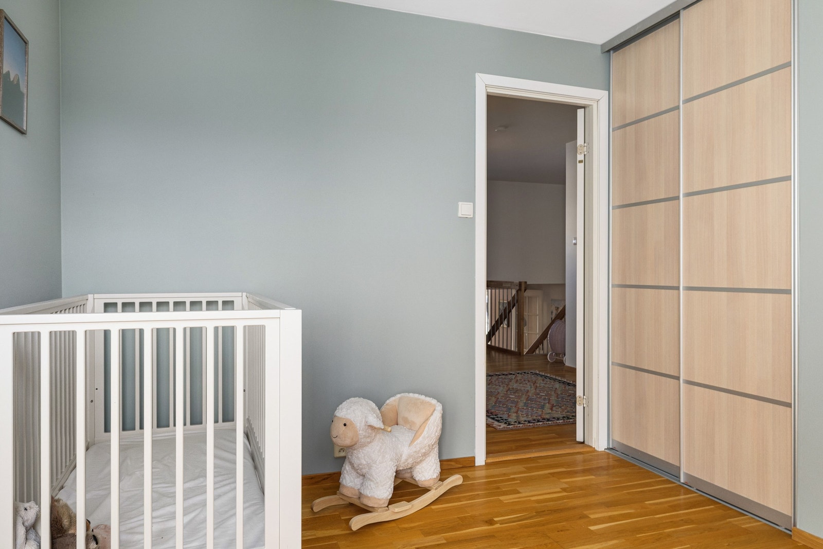 Soverom 2 med plassbygd skyvedørsgarderobe Galleribilde