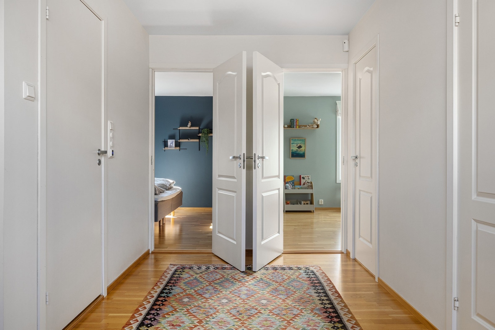 Etasjen inneholder 2 soverom, bad, walk-in closet og bod Galleribilde