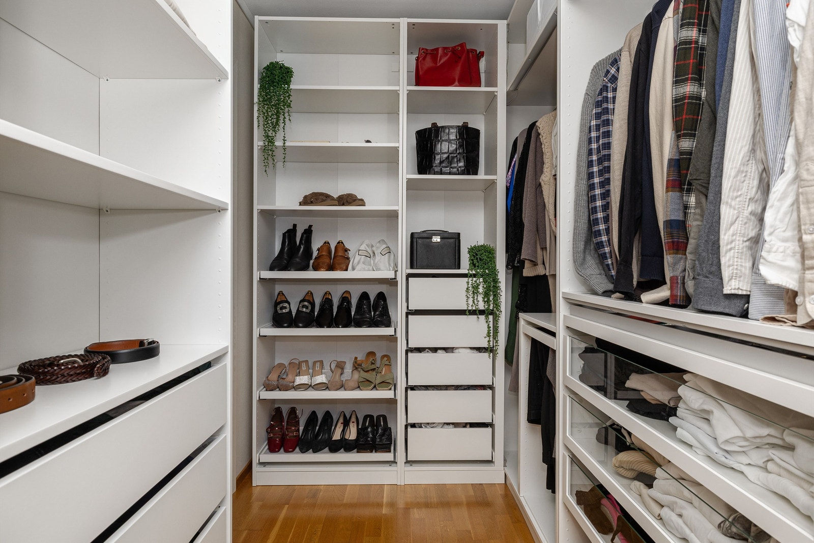 En romslig walk- in garderobe Galleribilde