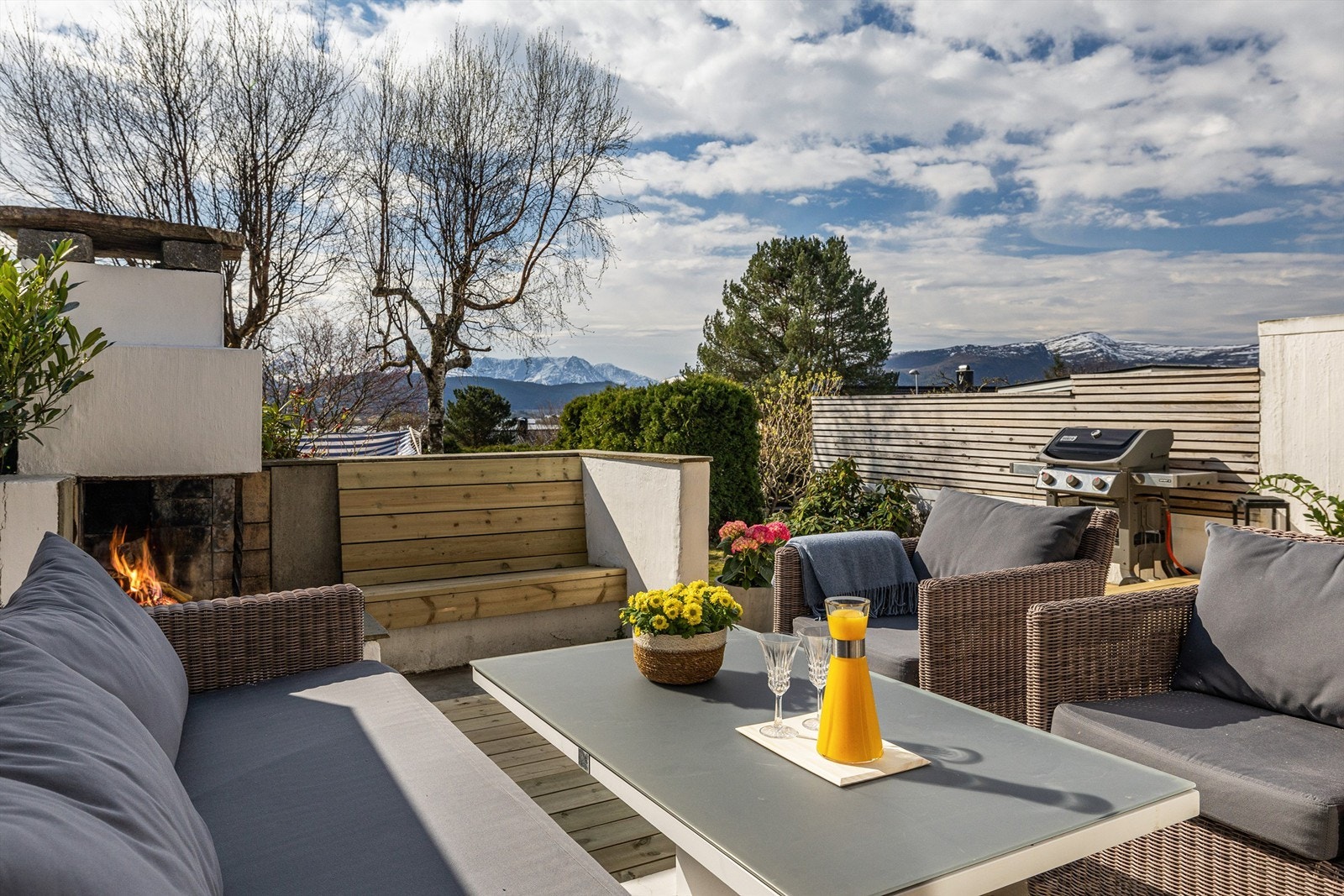 En herlig terrasse med utsikt, gode solforhold og skjermet beliggenhet Galleribilde