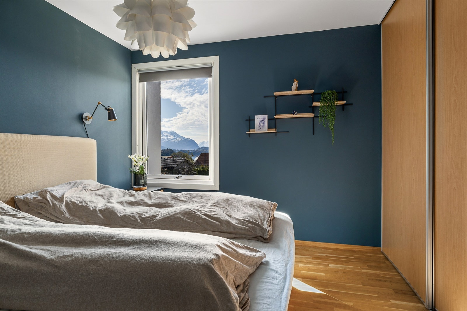 Soverom med skyvedørsgarderobe og flott utsikt Galleribilde