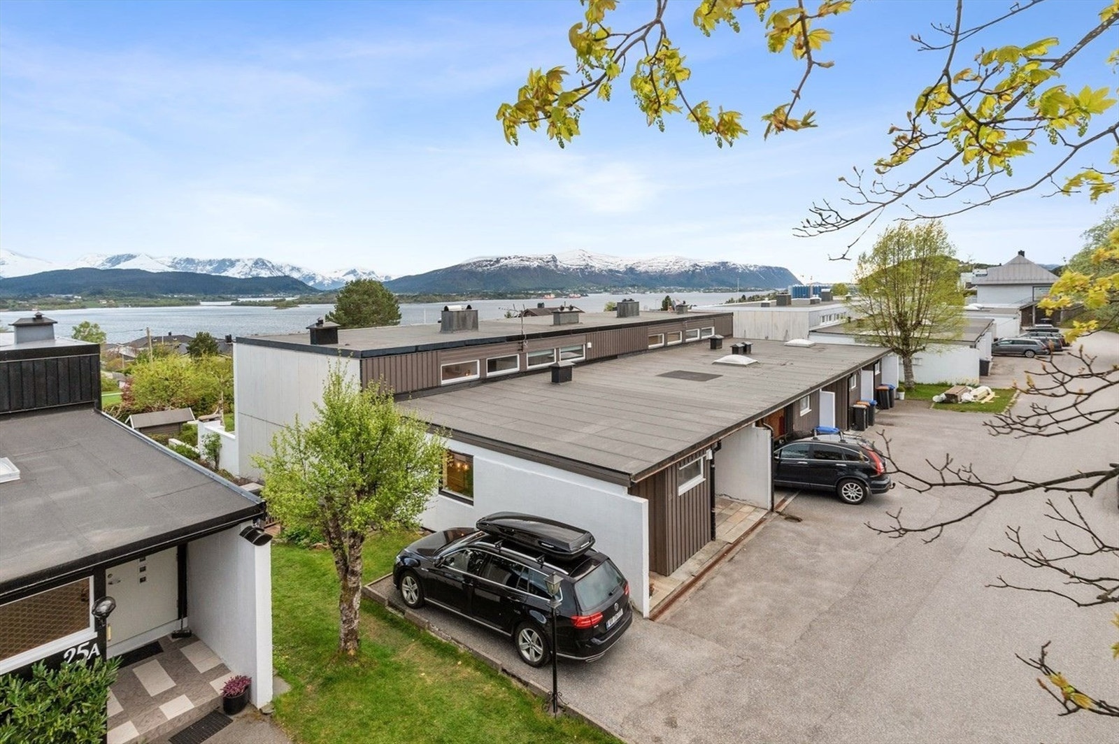 Rekkehus på ende i populære Åsesletta med flott utsikt og gangavstand til Åse barneskole og barnehage Galleribilde