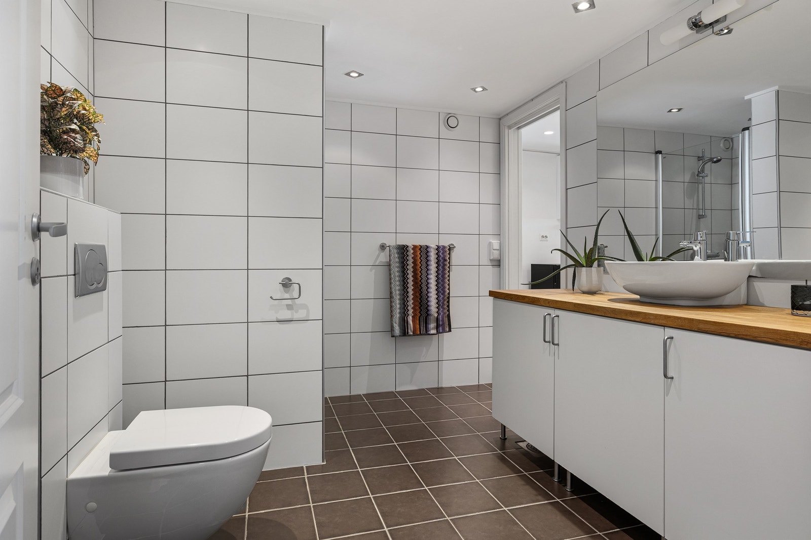 Badet er fra 2006 og via badet er det inngang til vaskerom Galleribilde