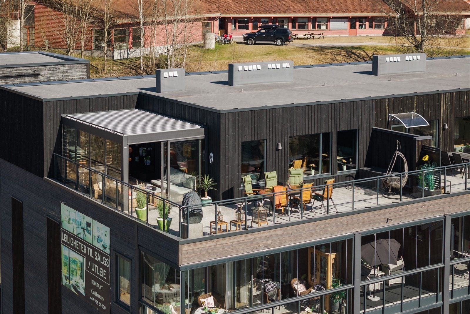 Dette er en endeleilighet på toppen av bygget med stor takterrasse. Galleribilde