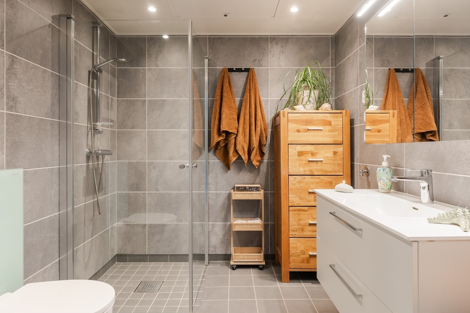 Lekkert bad med varmekabler i gulv og downlights i himling. Galleribilde