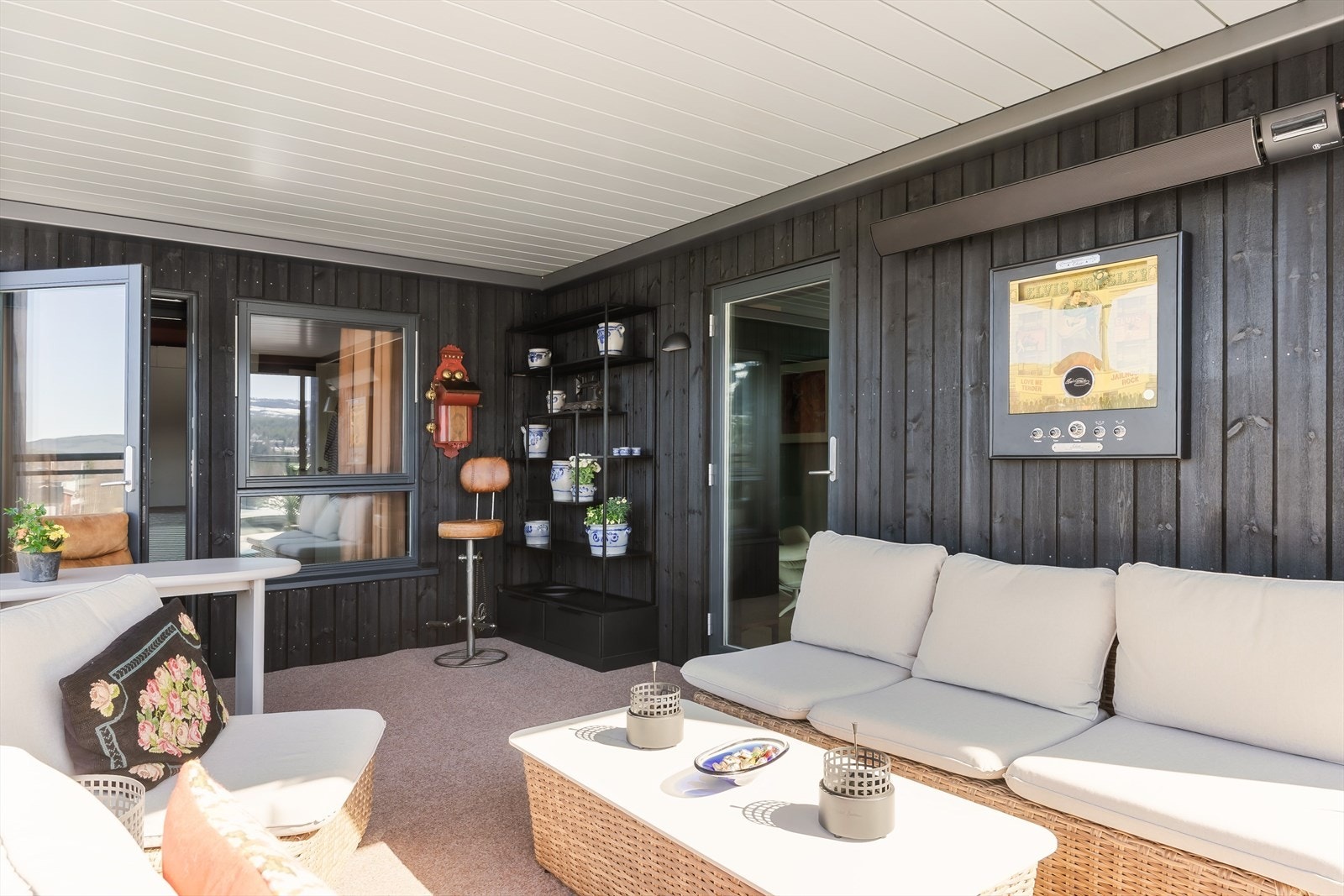 Det er montert en stråleovn på 3000 watt, som gjør uteplassen brukbar store deler av året. Galleribilde