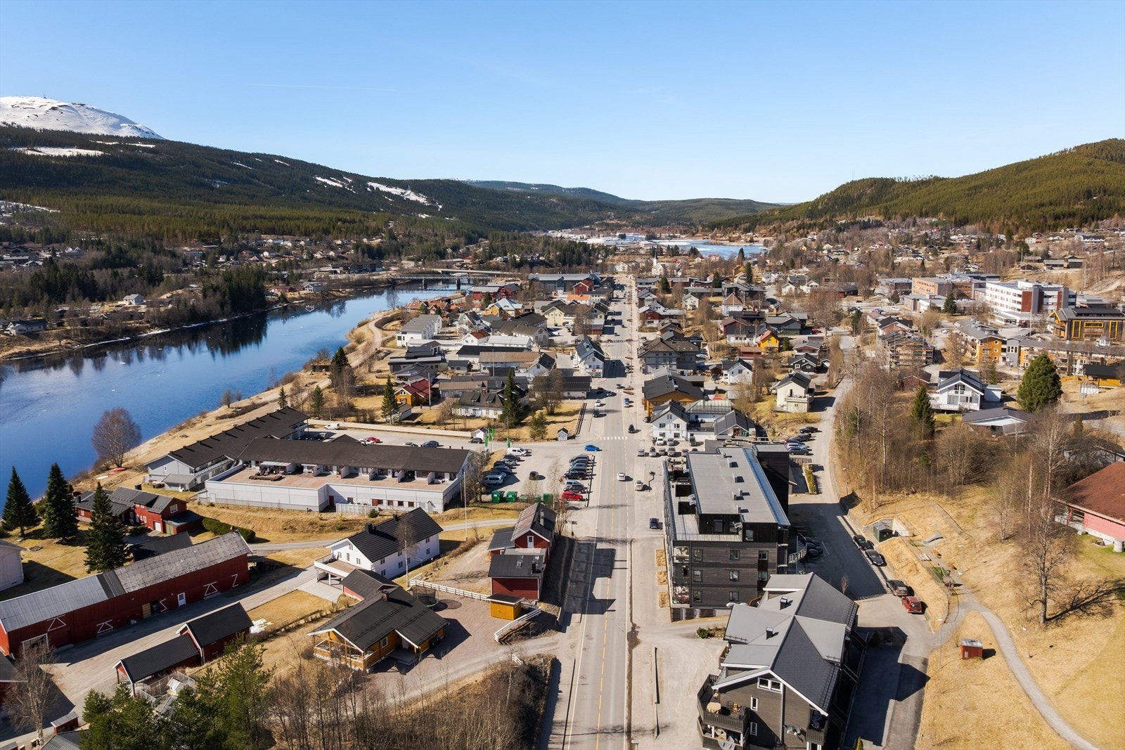 Her bor du med gangavstand til alle servicetilbud i sentrum - butikker, kafeer m.m. Galleribilde